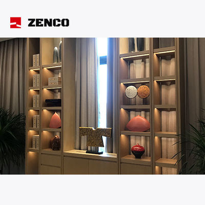 Zuiverwit hotel-restaurantmeubilair met stenen eettafel en grijze lederen stoelen