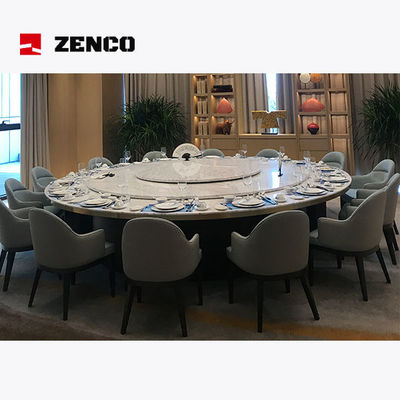 Zuiverwit hotel-restaurantmeubilair met stenen eettafel en grijze lederen stoelen