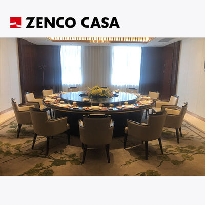 Elektrische eettafel met lederen eetstoelen voor 12 in hotelrestaurant