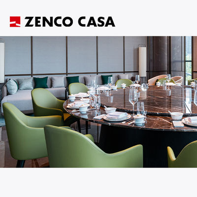 Het hotel restaurant meubilair omvat een draaiende ronde marmeren tafel en groene leer eetstoelen