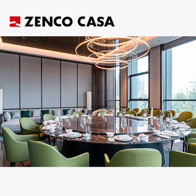 Het hotel restaurant meubilair omvat een draaiende ronde marmeren tafel en groene leer eetstoelen