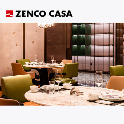 Hotel-restaurantmeubilair omvat marmeren ronde tafel en lederen eetstoelen