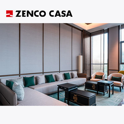 De meubels van het hotel zijn voorzien van een L-vormige bank, een salontafel en een zithoek.