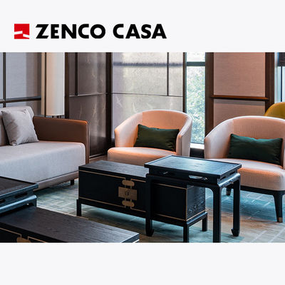 De meubels van het hotel zijn voorzien van een L-vormige bank, een salontafel en een zithoek.