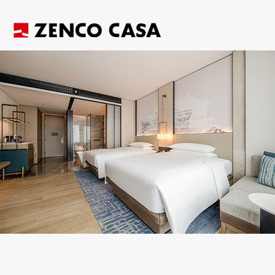 Hotelkamermeubilair set met een eenpersoonsbed en tafel naast het bed